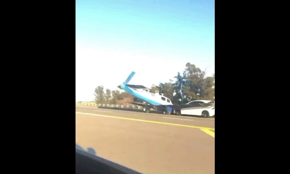 Αυτοκίνητο συγκρούστηκε μετωπικά με… αεροπλάνο – Το σοκαριστικό βίντεο